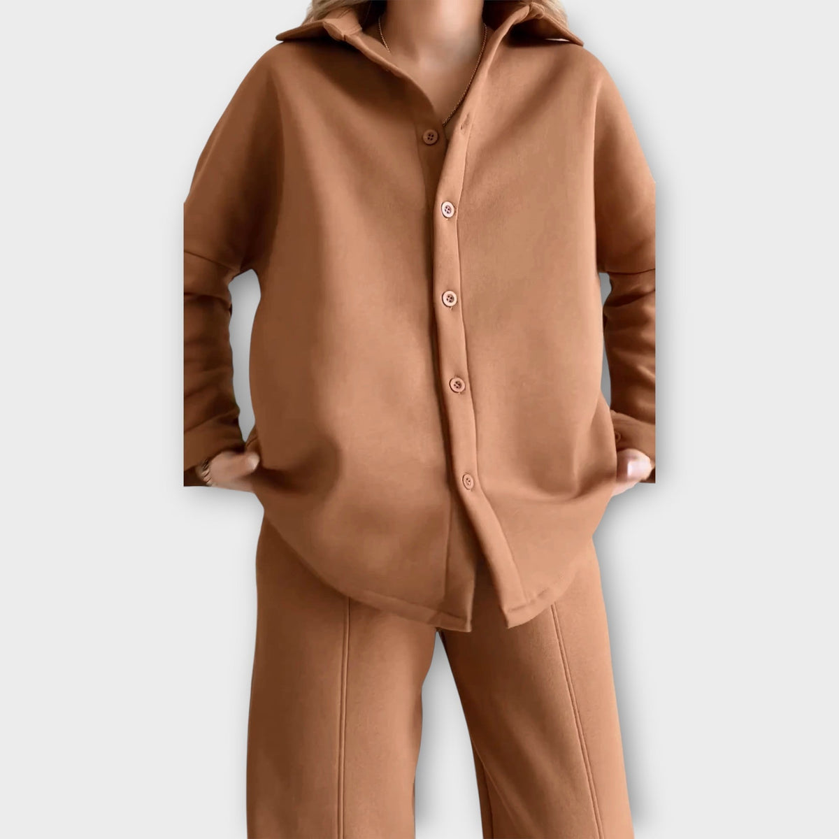 Komplekts ar pogām un elegantu līniju