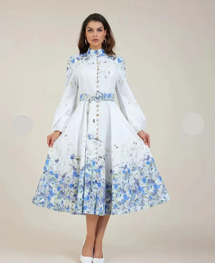 Vesna – Mūžīga elegance zilā ziedu rakstā ar augstu apkakli