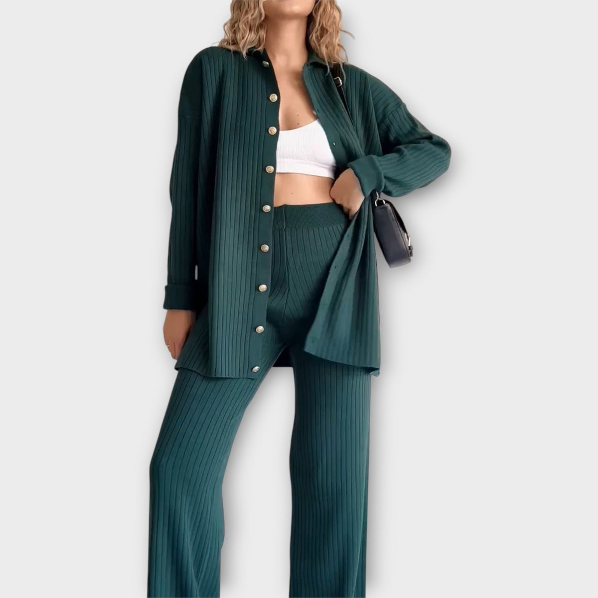 Komplekts ar rievotām detaļām un elegantu siluetu