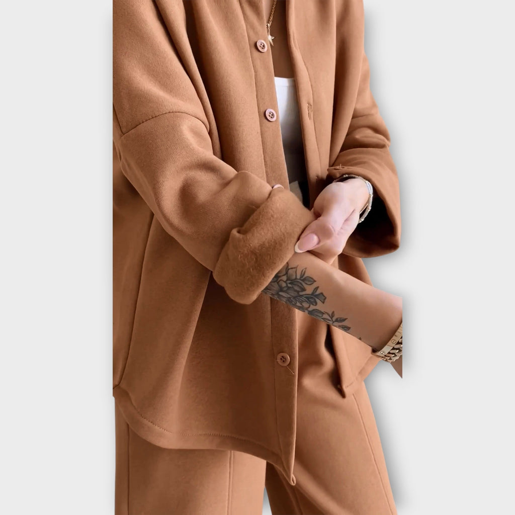 Komplekts ar pogām un elegantu līniju