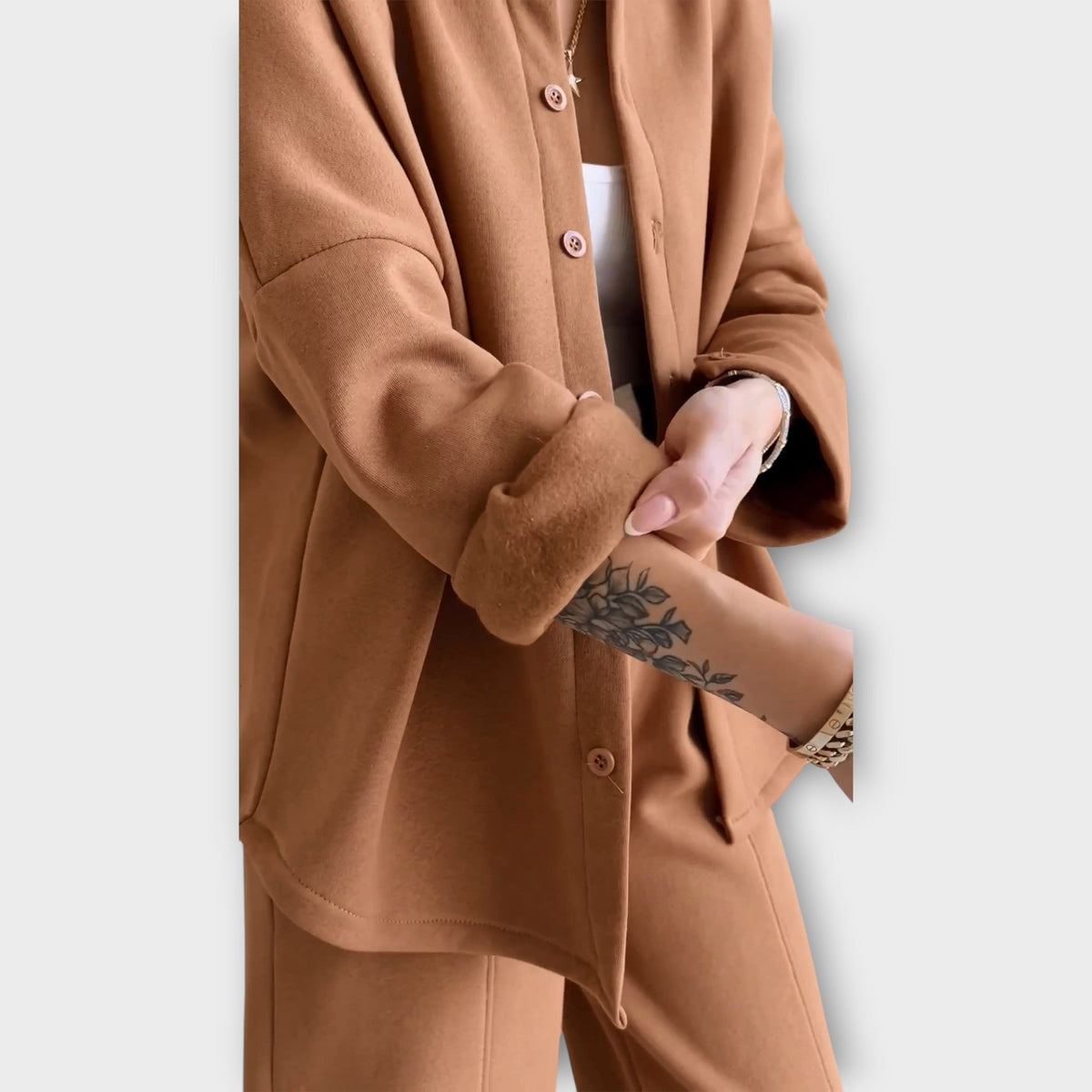 Komplekts ar pogām un elegantu līniju