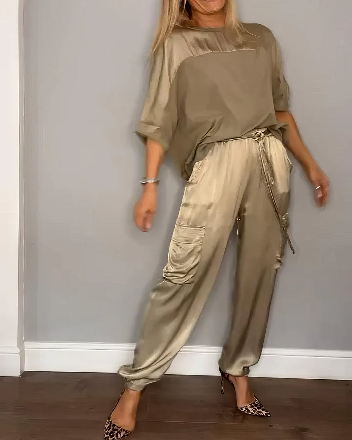 Živana | Divdaļīgs tops un cargo bikses elegantā stilā